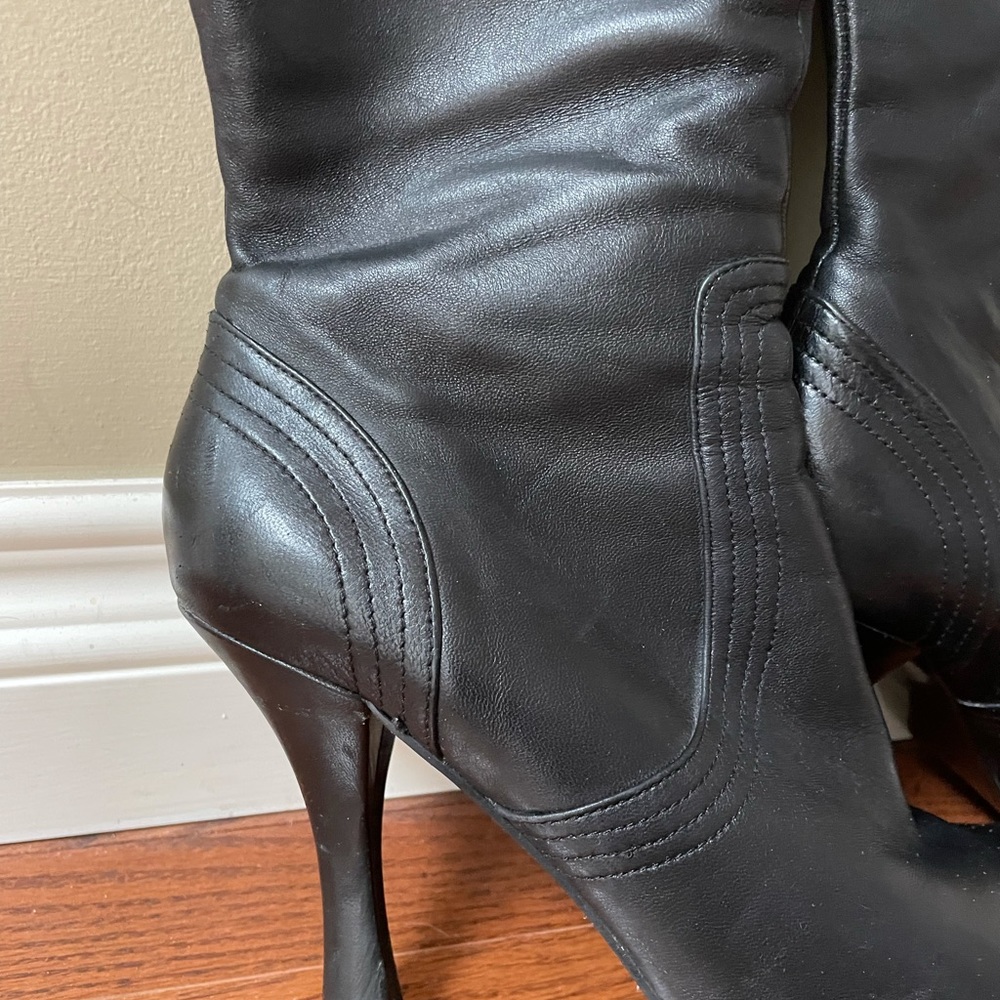 Genuine leather
3” heel
Rounded toe
Detail stitching
Comfort/Sexy